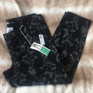 Mid-Rise Pixie Chino Ankle Pants - Black Floral